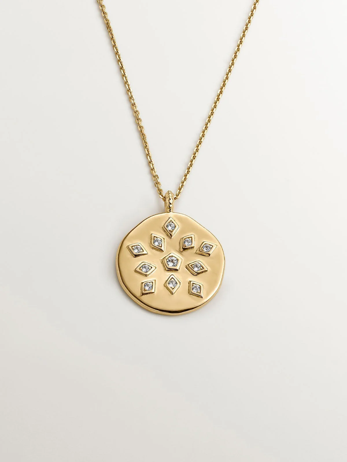 Colgante de plata 925 bañada en oro amarillo de 18K con medalla y topacios blancos