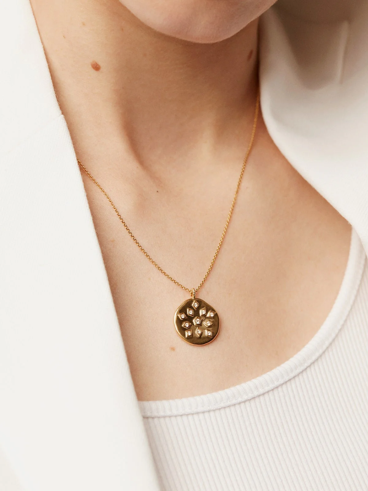 Colgante de plata 925 bañada en oro amarillo de 18K con medalla y topacios blancos - Image 2