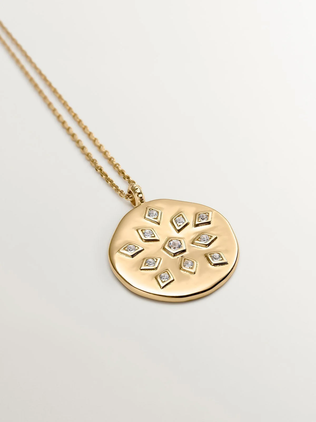 Colgante de plata 925 bañada en oro amarillo de 18K con medalla y topacios blancos - Image 3