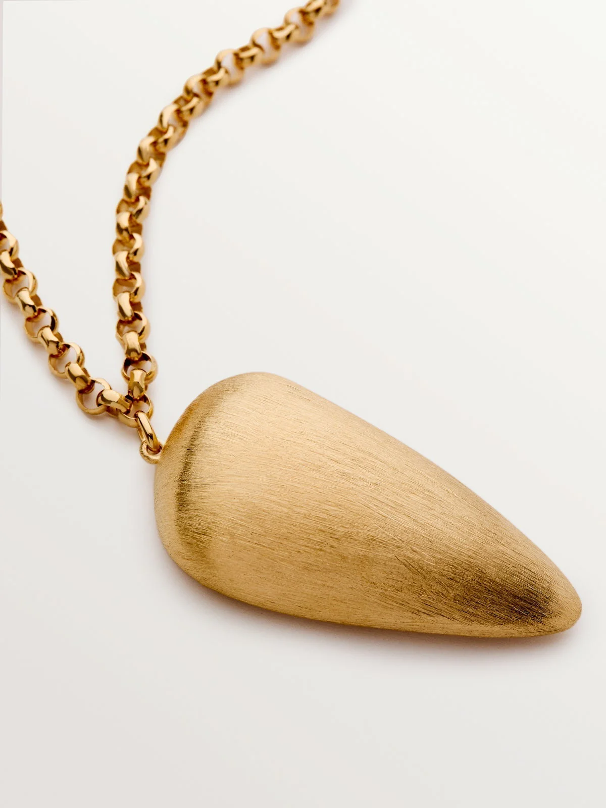 Colgante de plata 925 bañada en oro amarillo de 18K con textura - Image 3