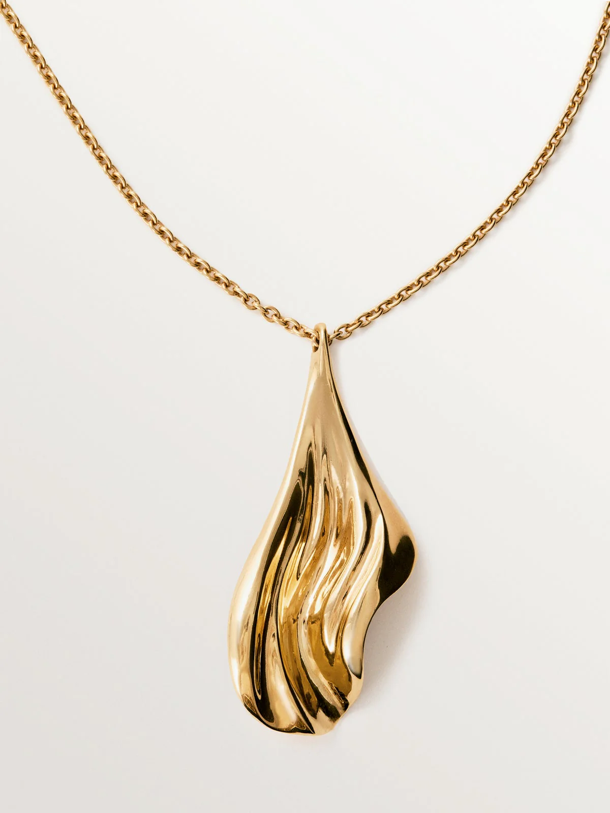 Colgante de plata 925 bañada en oro amarillo de 18K con textura