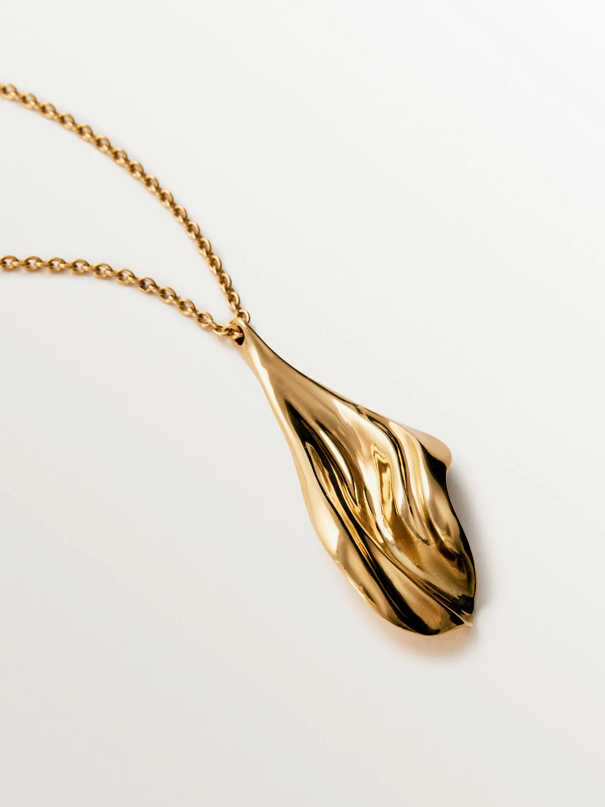 Colgante de plata 925 bañada en oro amarillo de 18K con textura - Image 3
