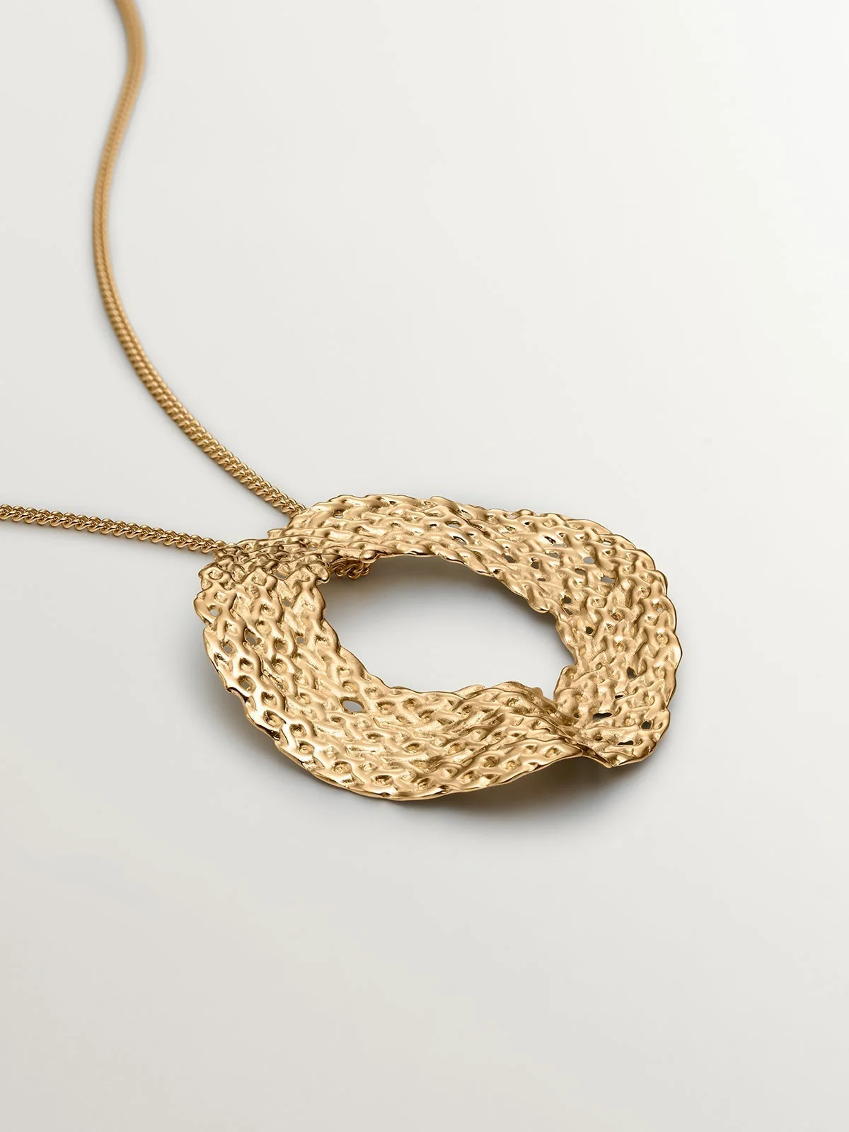 Colgante de plata 925 bañada en oro amarillo de 18K con textura mimbre - Image 3