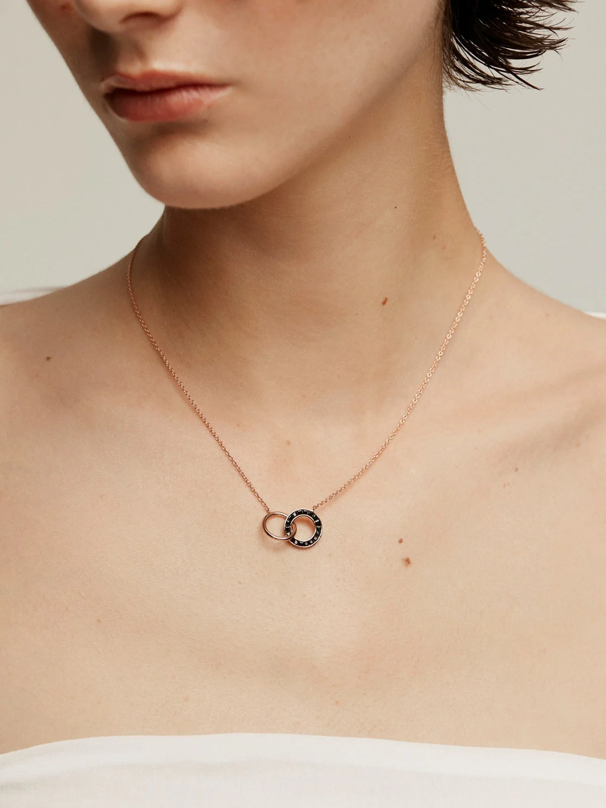 Colgante de plata 925 bañada en oro rosa de 18K con círculos y espinelas negras - Image 2