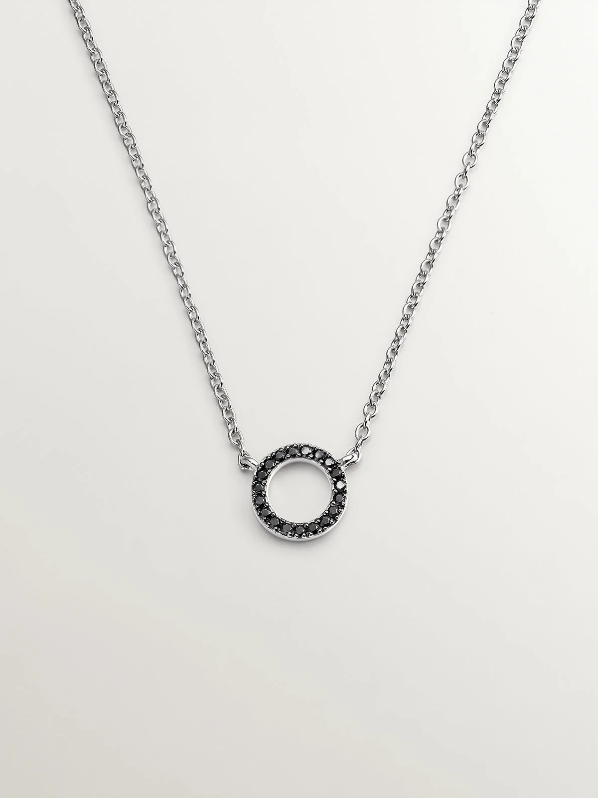Colgante de plata 925 con círculo de espinelas negras