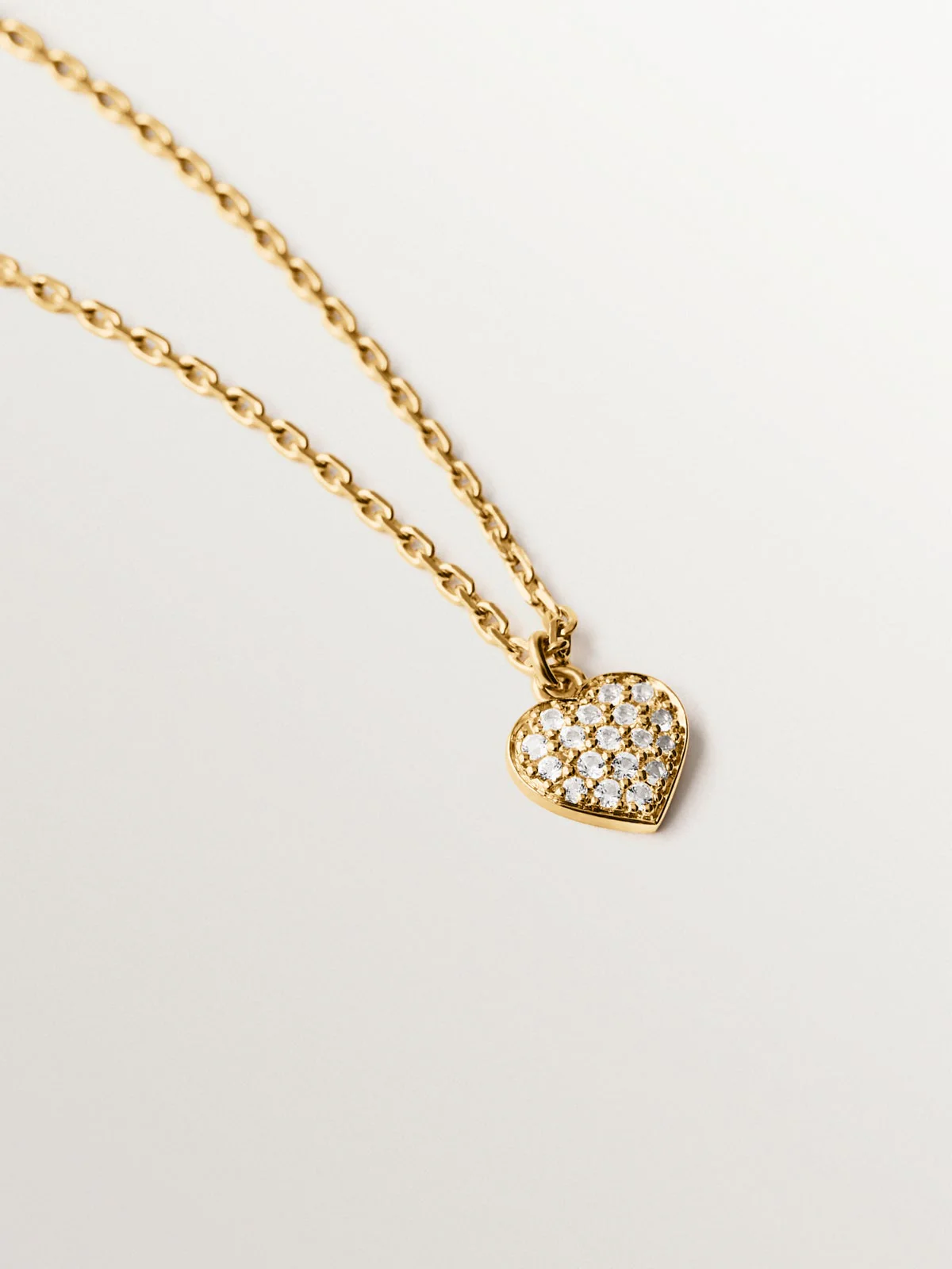 Colgante de plata bañada en oro amarillo de 18K, topacios blancos y forma de corazón - Image 3