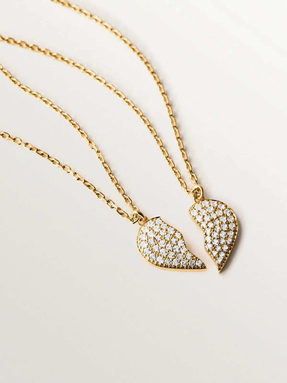 Colgante de plata bañada en oro amarillo de 18K, topacios blancos y forma de corazón partido - Image 3