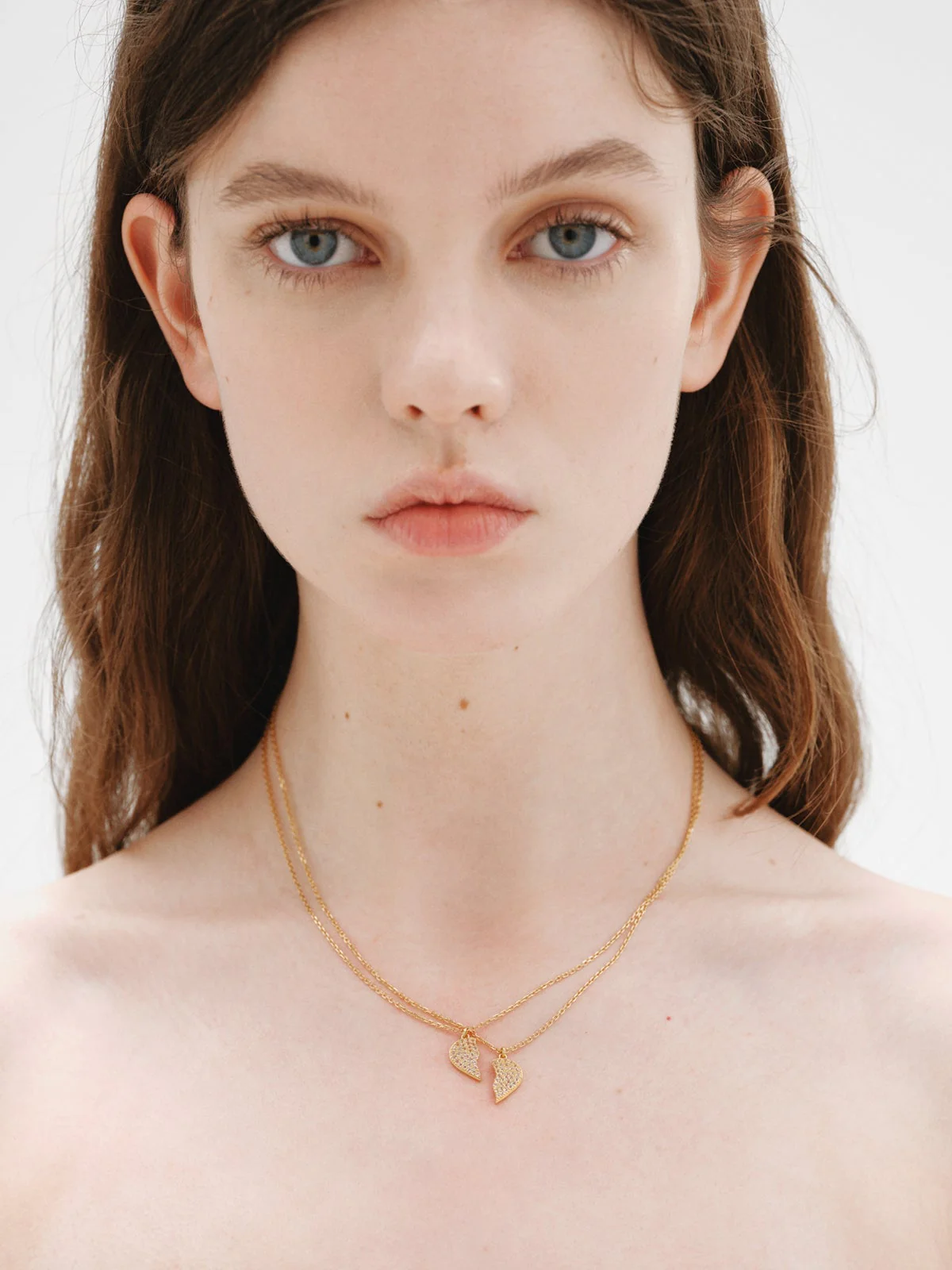 Colgante de plata bañada en oro amarillo de 18K, topacios blancos y forma de corazón partido - Image 4