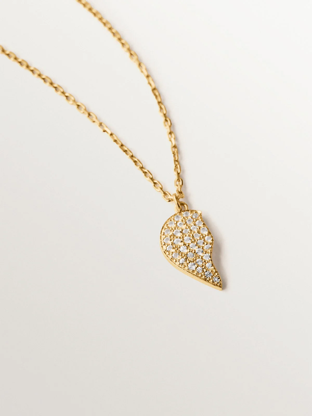 Colgante de plata bañada en oro amarillo de 18K, topacios blancos y forma de corazón partido - Image 5