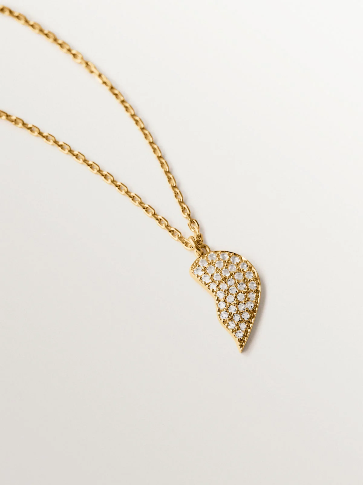 Colgante de plata bañada en oro amarillo de 18K, topacios blancos y forma de corazón partido - Image 6