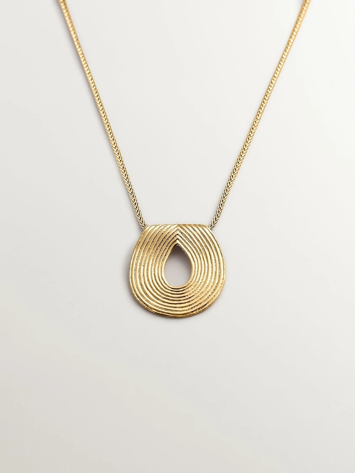 Colgante ovalado de plata 925 bañada en oro amarillo de 18K con relieve