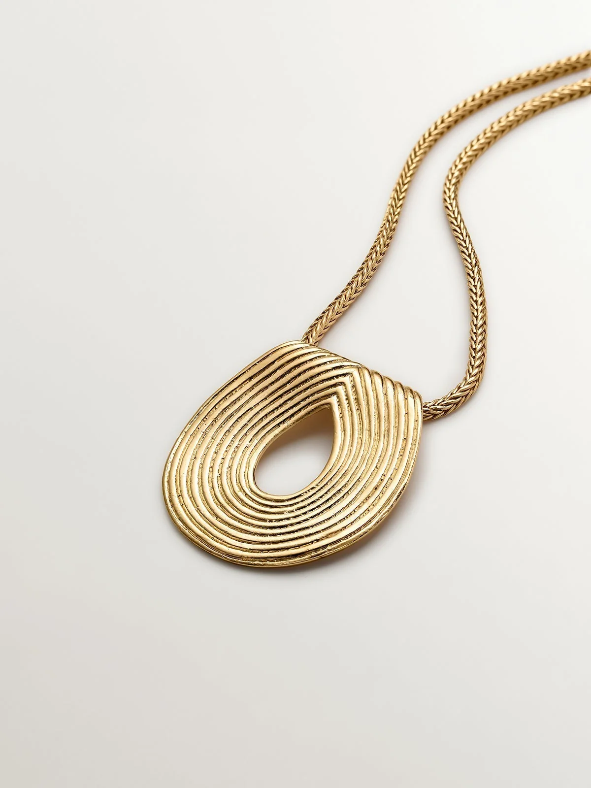 Colgante ovalado de plata 925 bañada en oro amarillo de 18K con relieve - Image 3