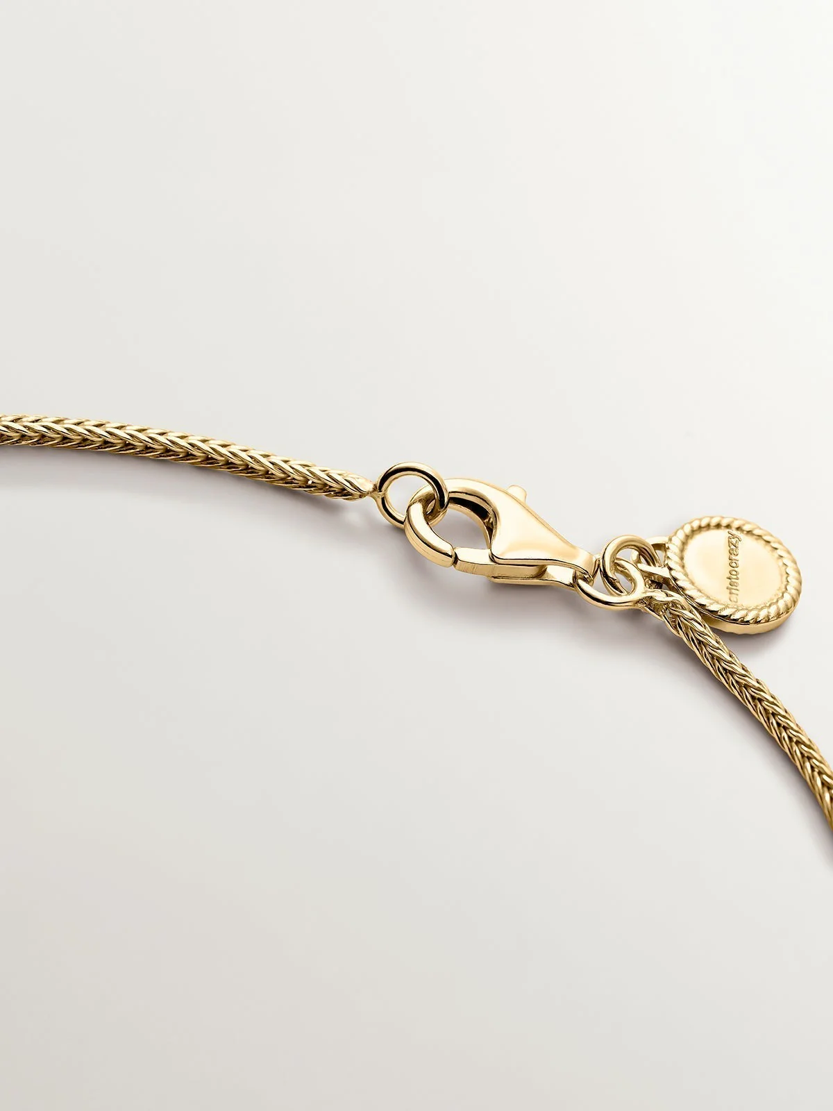 Colgante ovalado de plata 925 bañada en oro amarillo de 18K con relieve - Image 7