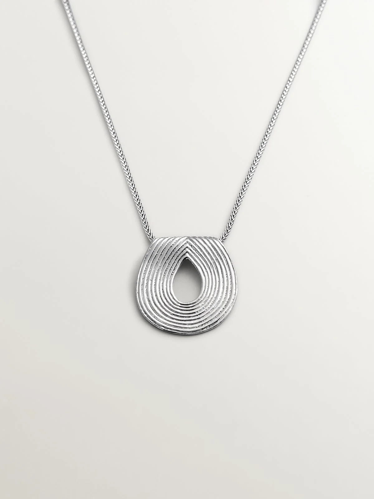 Colgante ovalado de plata 925 con relieve