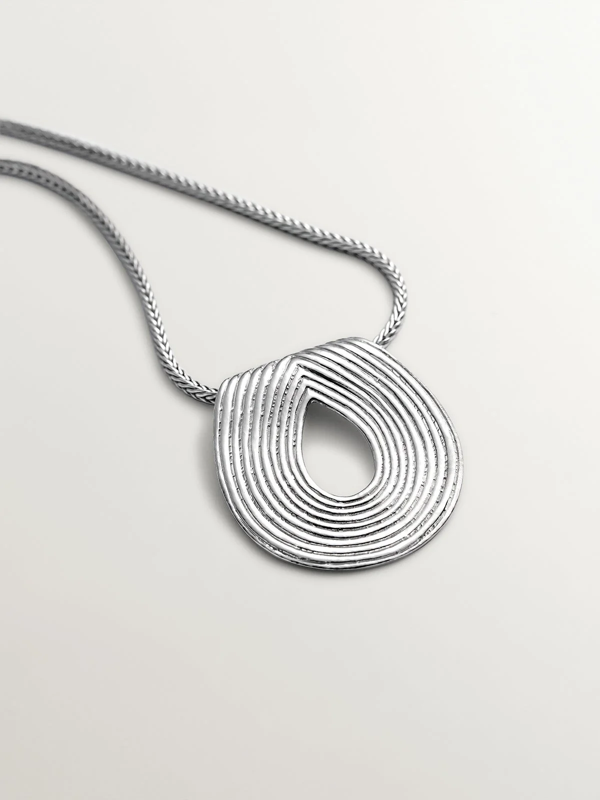 Colgante ovalado de plata 925 con relieve - Image 3