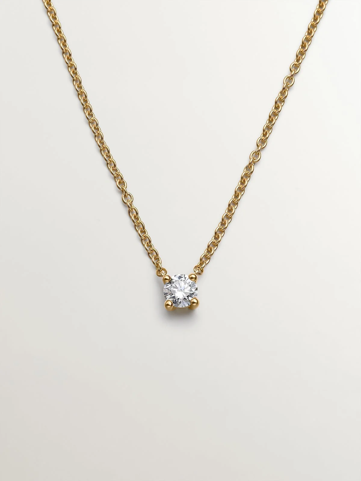 Colgante solitario de oro amarillo de 18K con diamante de 0,15 cts