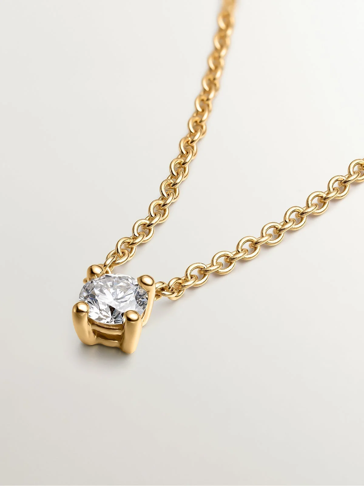 Colgante solitario de oro amarillo de 18K con diamante de 0,15 cts - Image 3