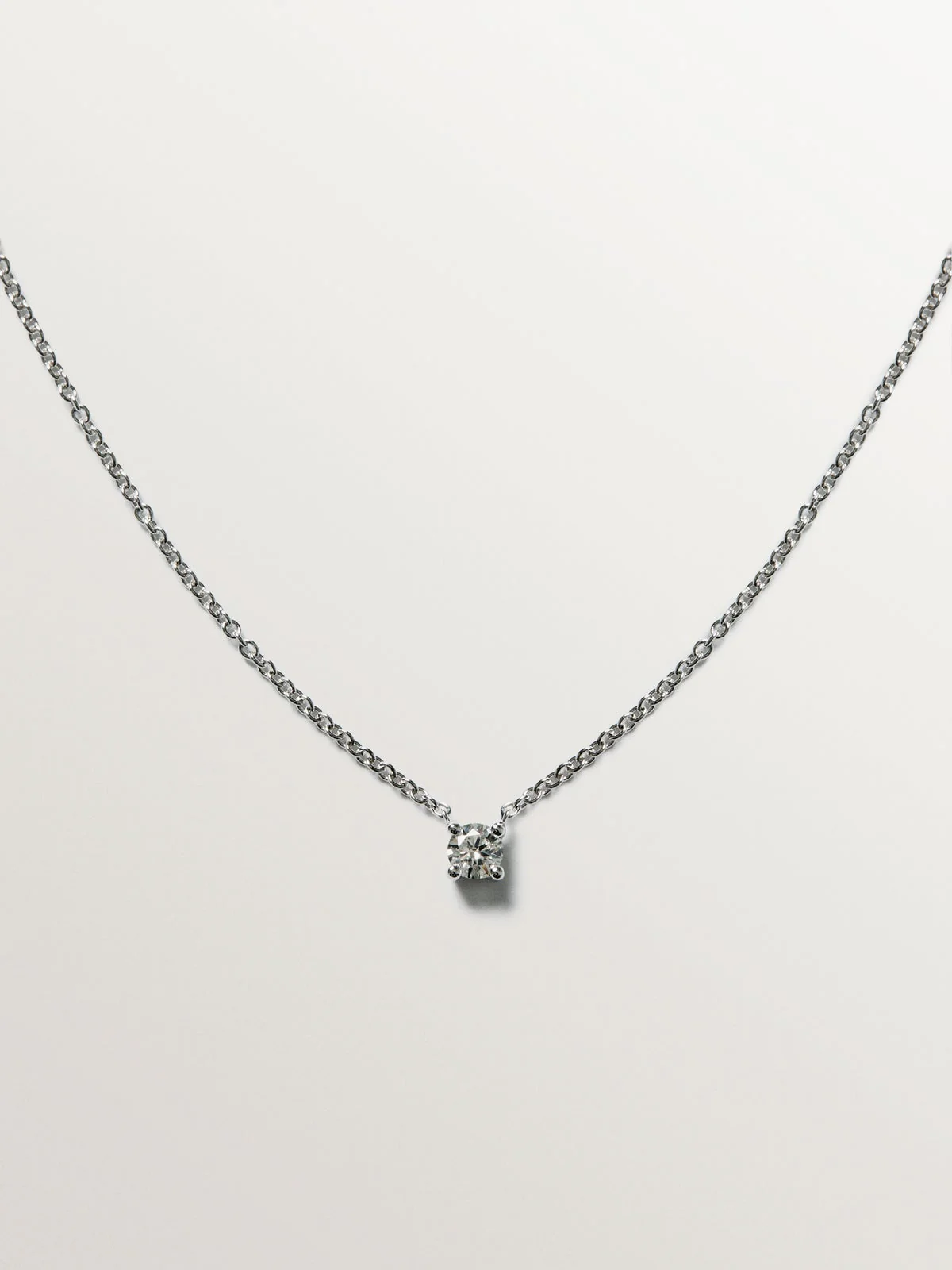 Colgante solitario de oro blanco de 18K con diamante de 0,15cts - Image 2