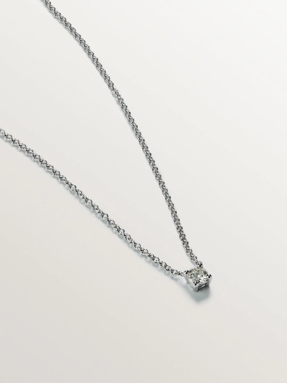 Colgante solitario de oro blanco de 18K con diamante de 0,15cts - Image 3