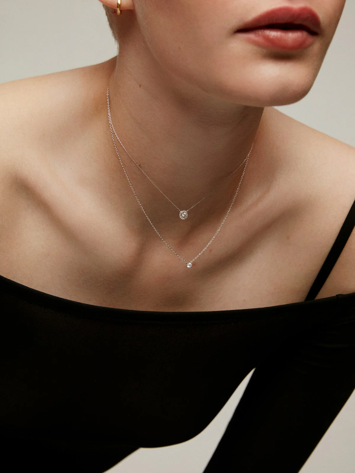 Colgante solitario de oro blanco de 18K con diamante de 0,15cts - Image 8