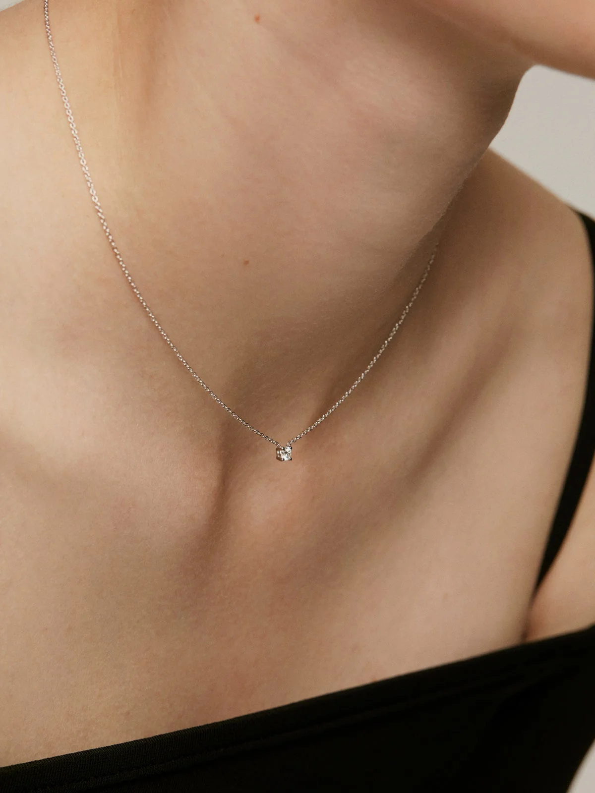 Colgante solitario de oro blanco de 18K con diamante de 0,15cts - Image 4