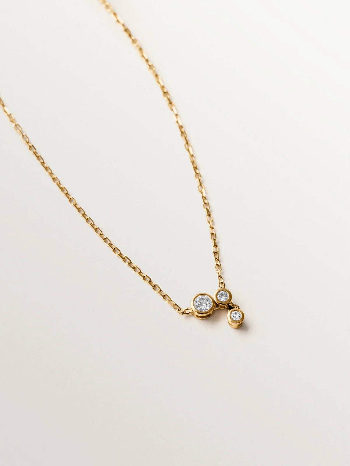 Collar de oro amarillo de 9K con tres diamantes - Image 3