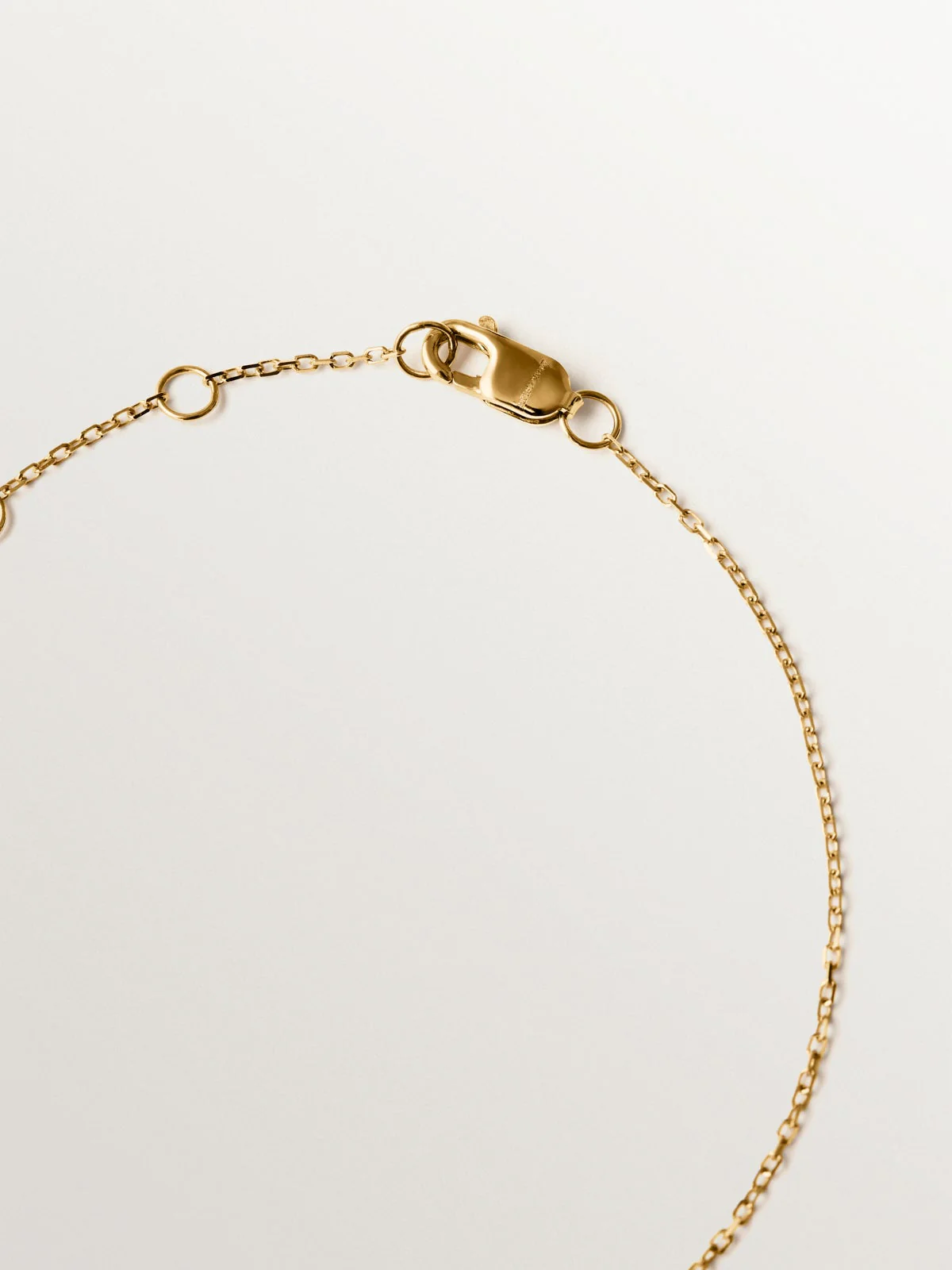 Collar de oro amarillo de 9K con tres diamantes - Image 5