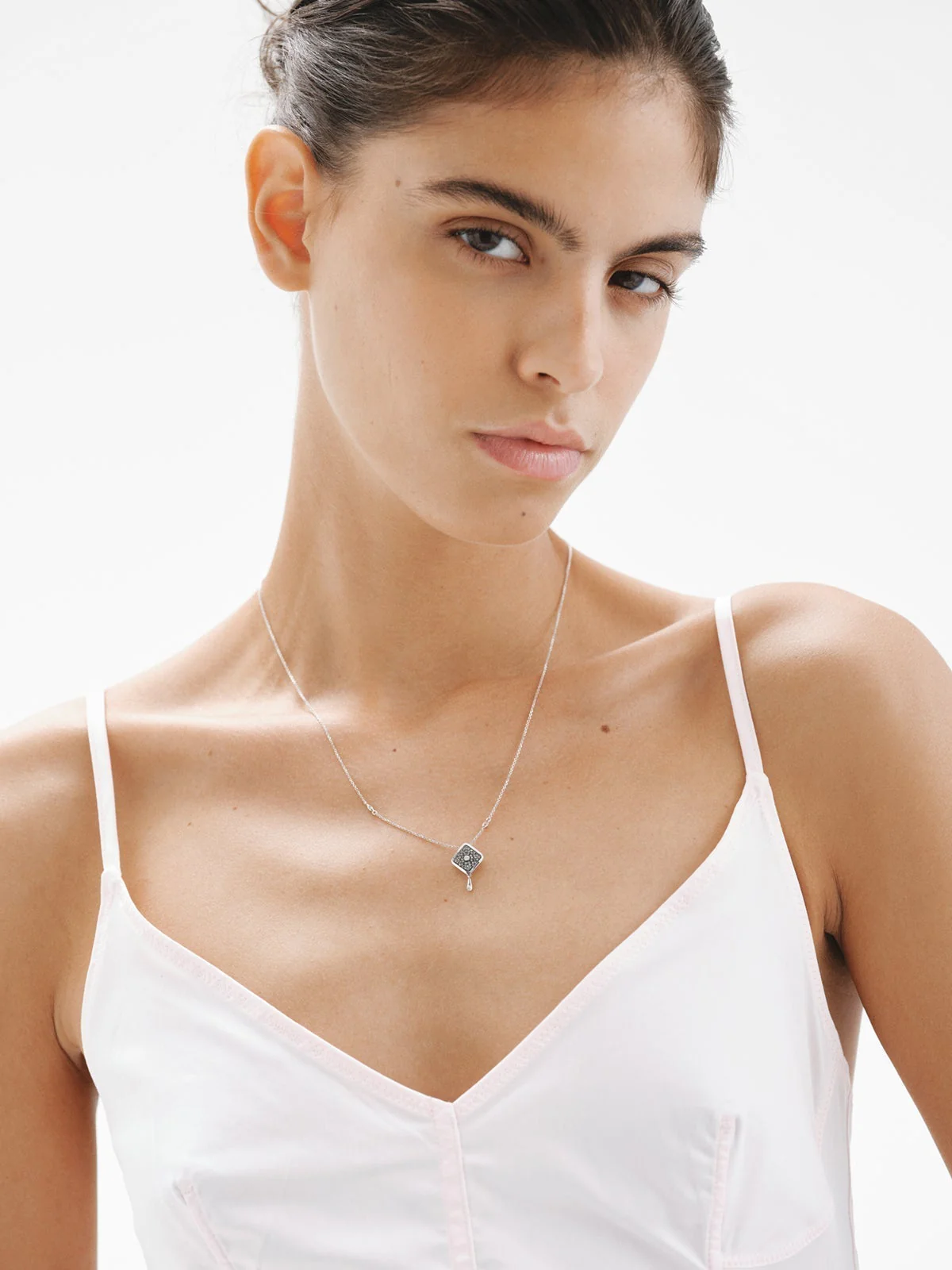 Collar de oro blanco de 9K con forma de rombo y diamantes - Image 2