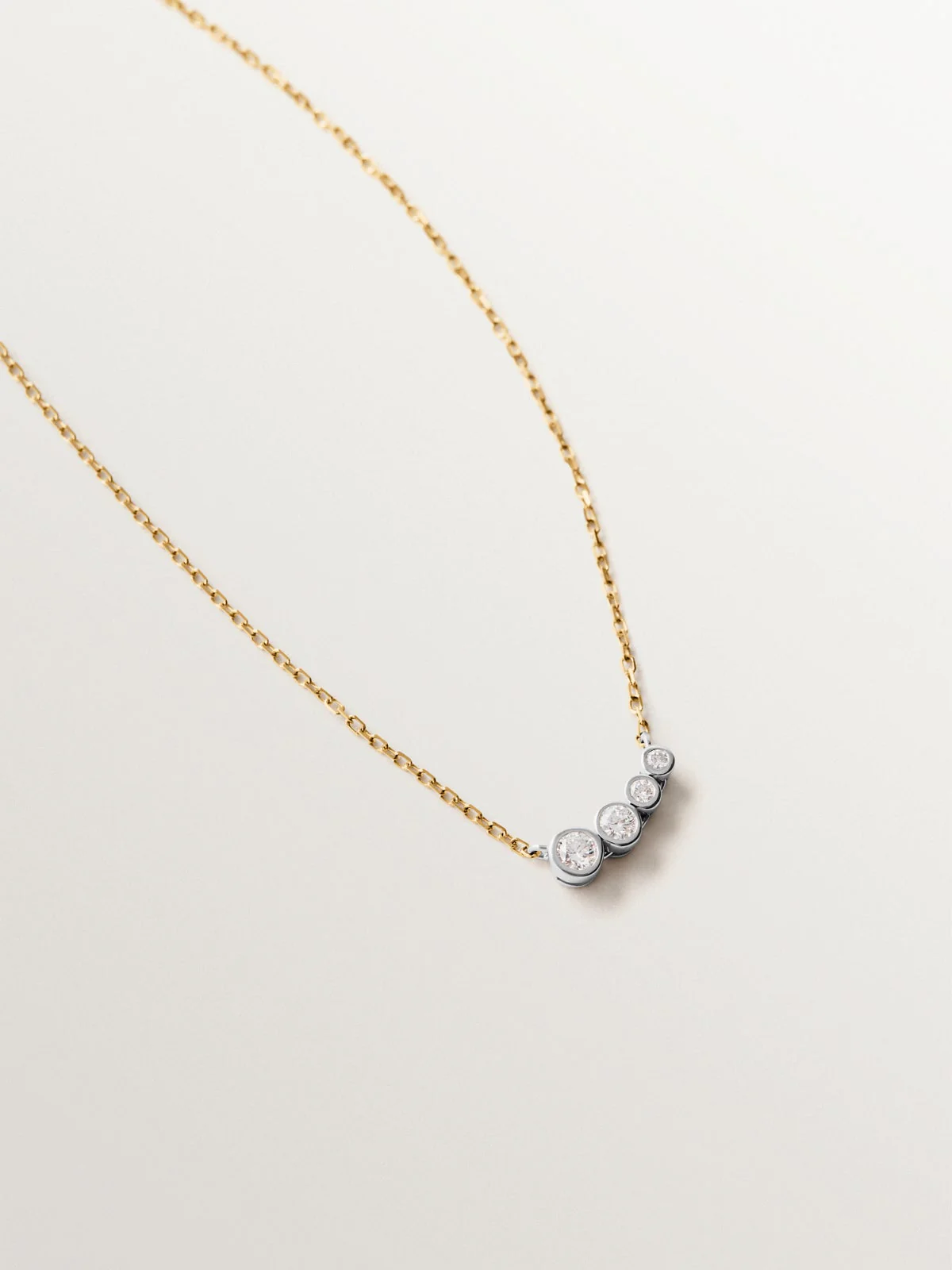 Collar de oro blanco y amarillo de 9K con cuatro diamantes - Image 3