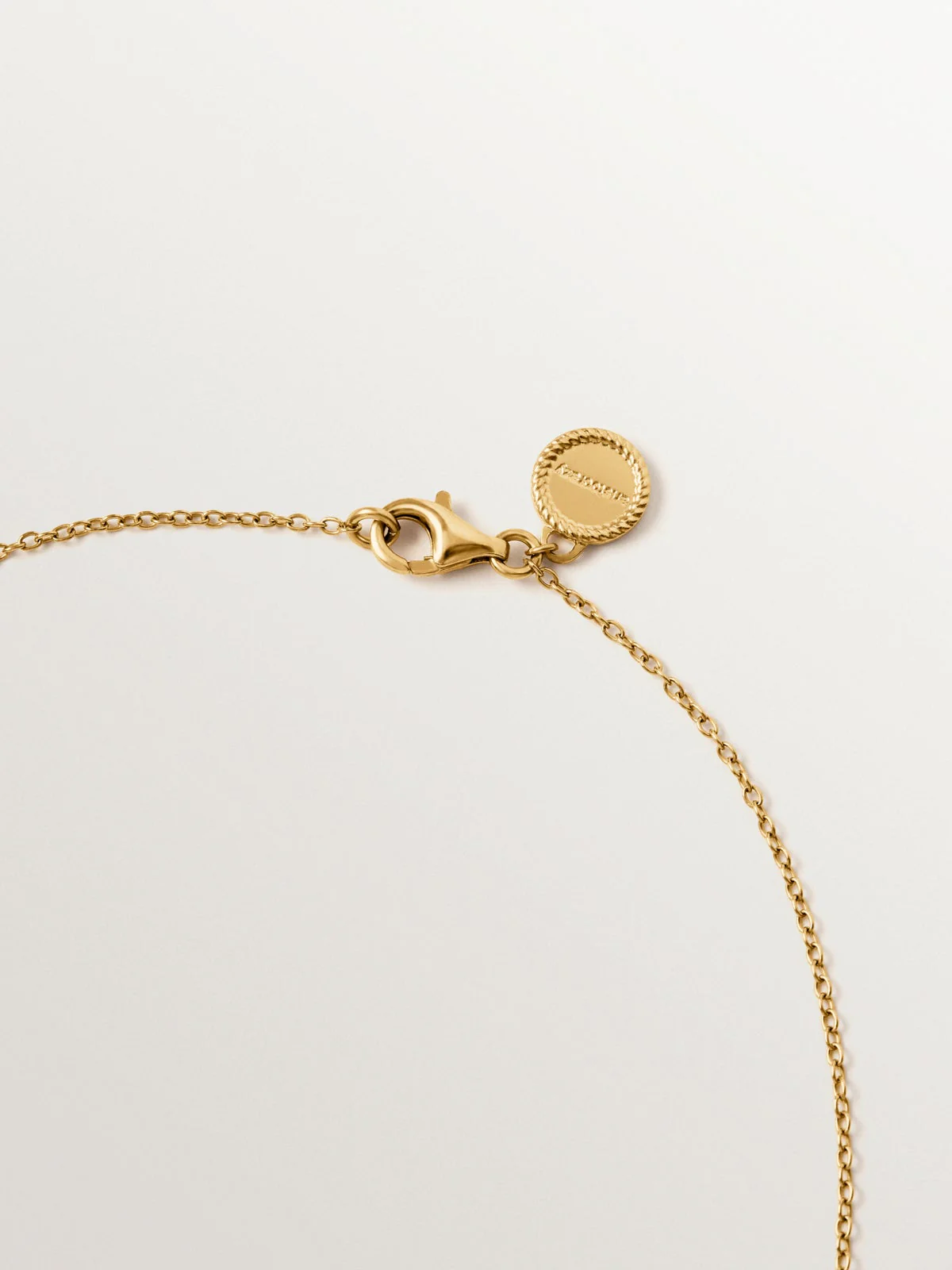 Collar de plata 925 bañada en oro de 18K con motivos y perlas colgantes - Image 5