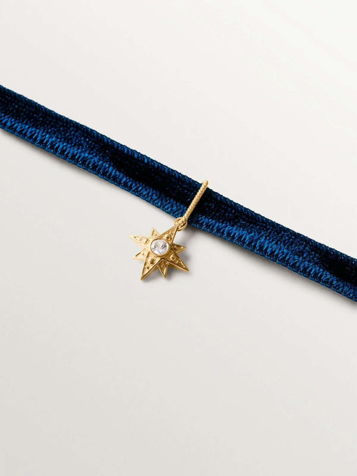 Collar de terciopelo con charm estrella de plata 925 bañada en oro amarillo de 18K y topacio blanco - Image 3