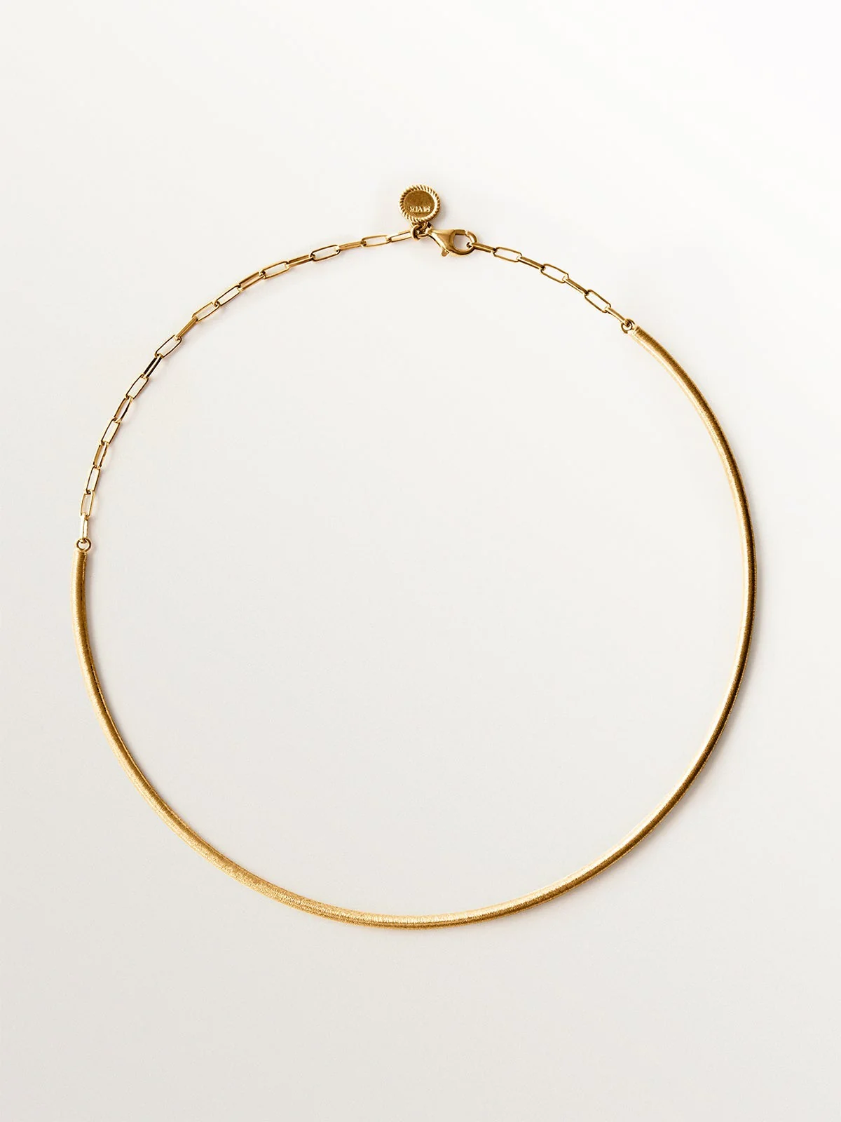 Collar rígido de plata 925 bañada en oro amarillo de 18K con textura