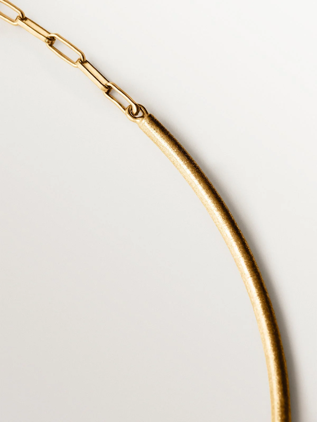 Collar rígido de plata 925 bañada en oro amarillo de 18K con textura - Image 3
