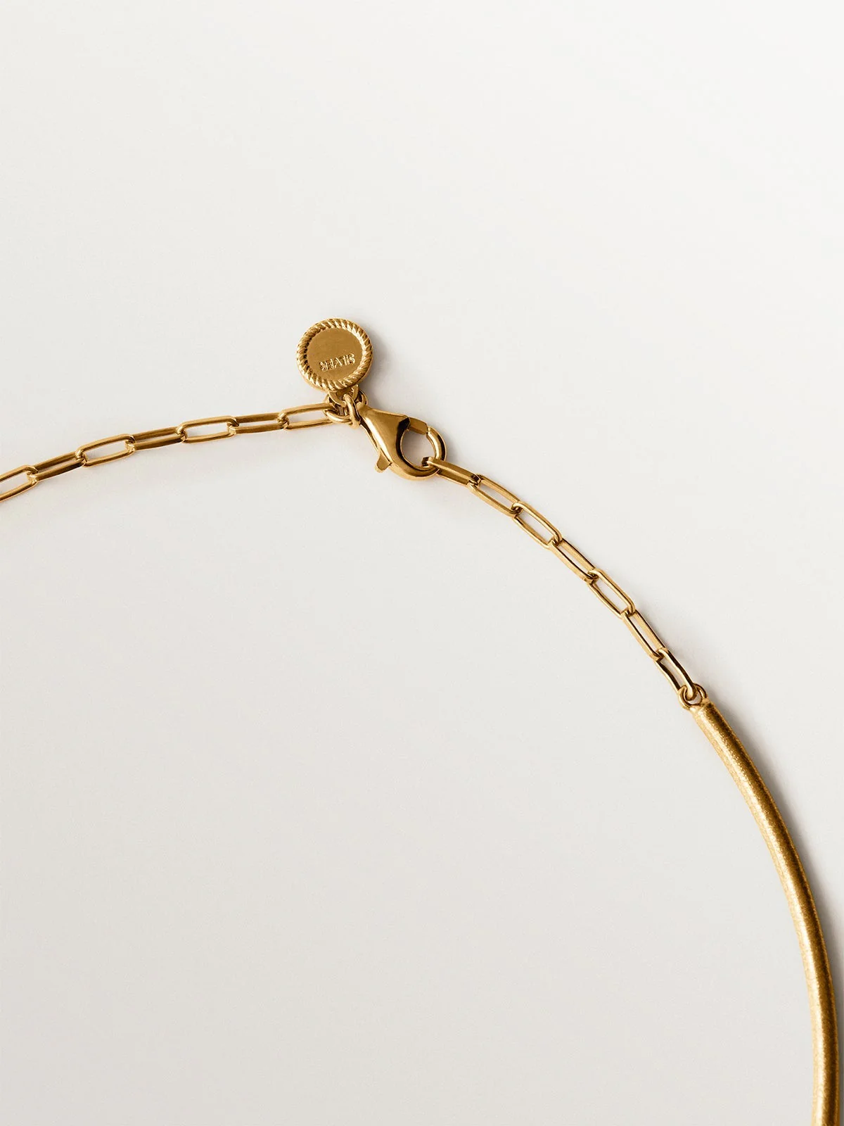 Collar rígido de plata 925 bañada en oro amarillo de 18K con textura - Image 5
