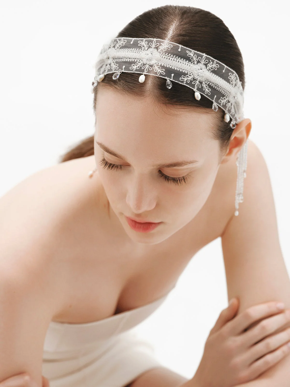 Diadema de encaje con cristales y perlas barrocas