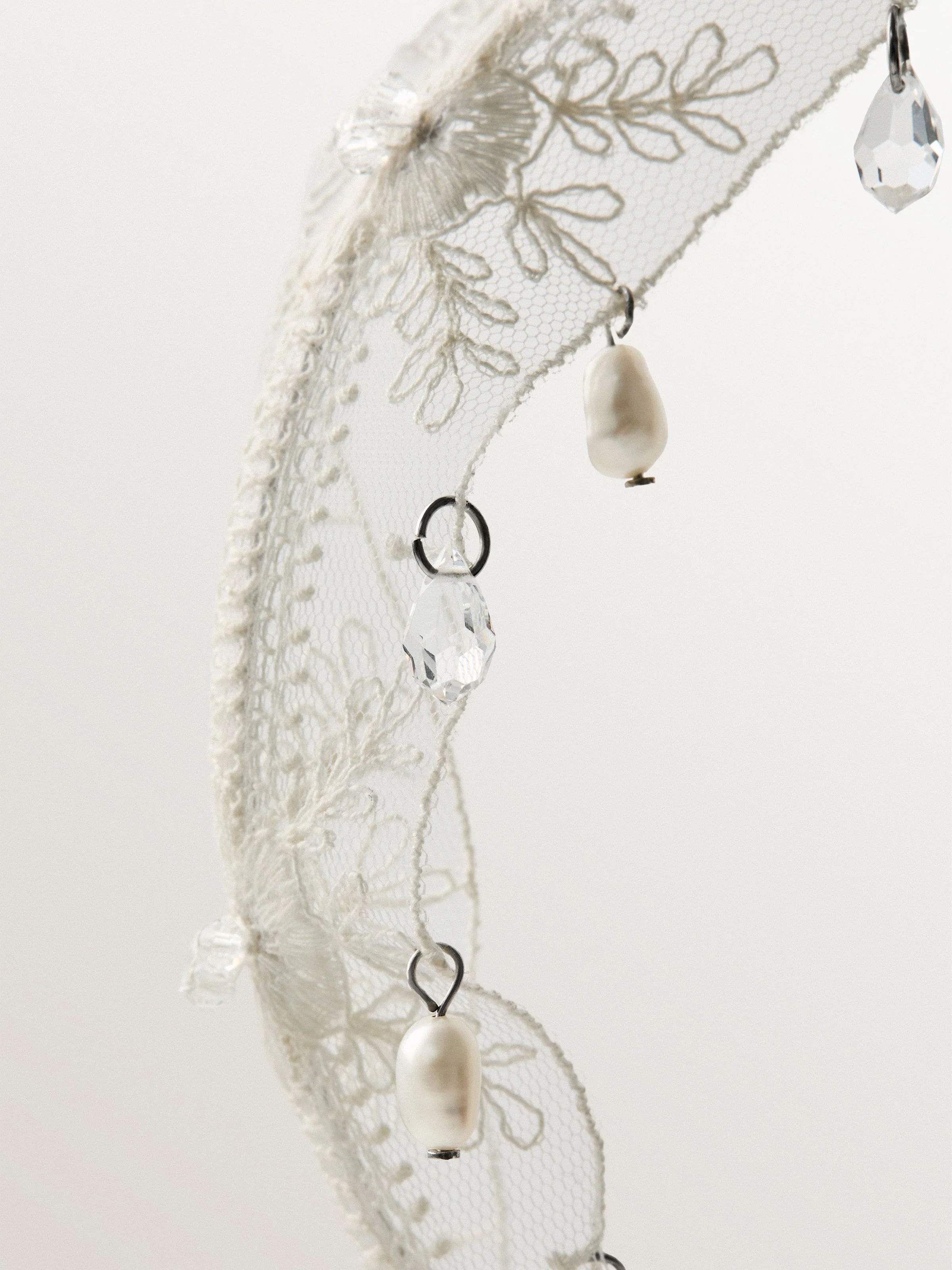 Diadema de encaje con cristales y perlas barrocas - Image 3