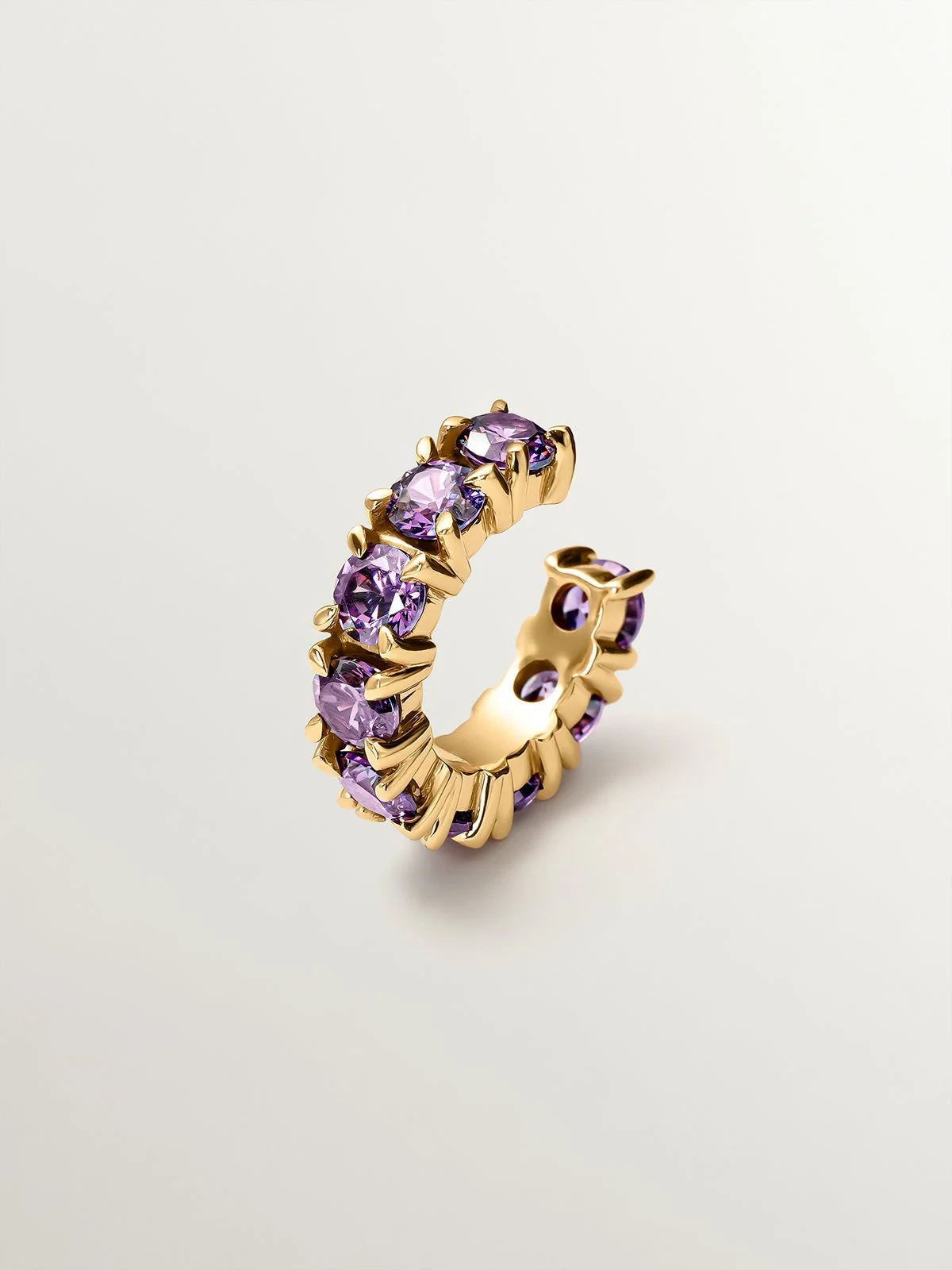 Earcuff bañado en oro amarillo con cristales morados
