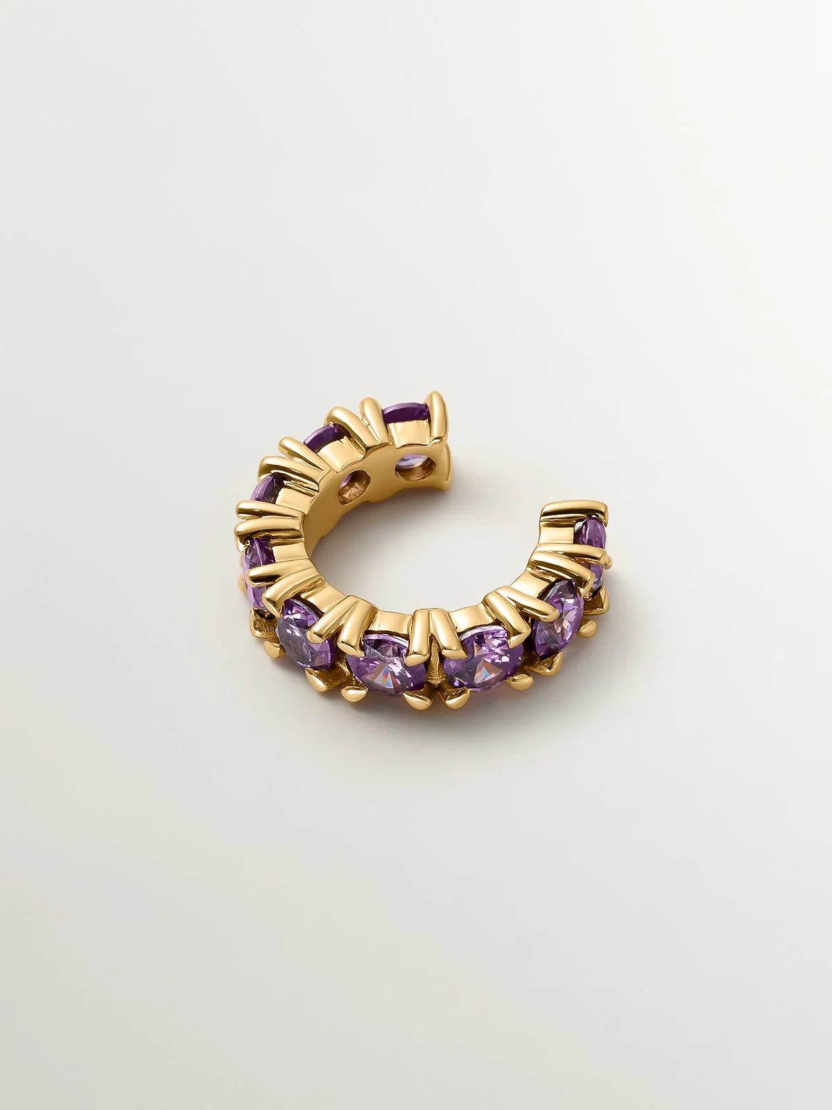 Earcuff bañado en oro amarillo con cristales morados - Image 2