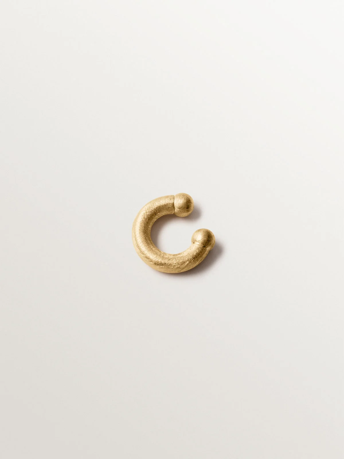 Earcuff grueso de plata 925 bañada en oro amarillo de 18K con efecto cepillado - Image 3