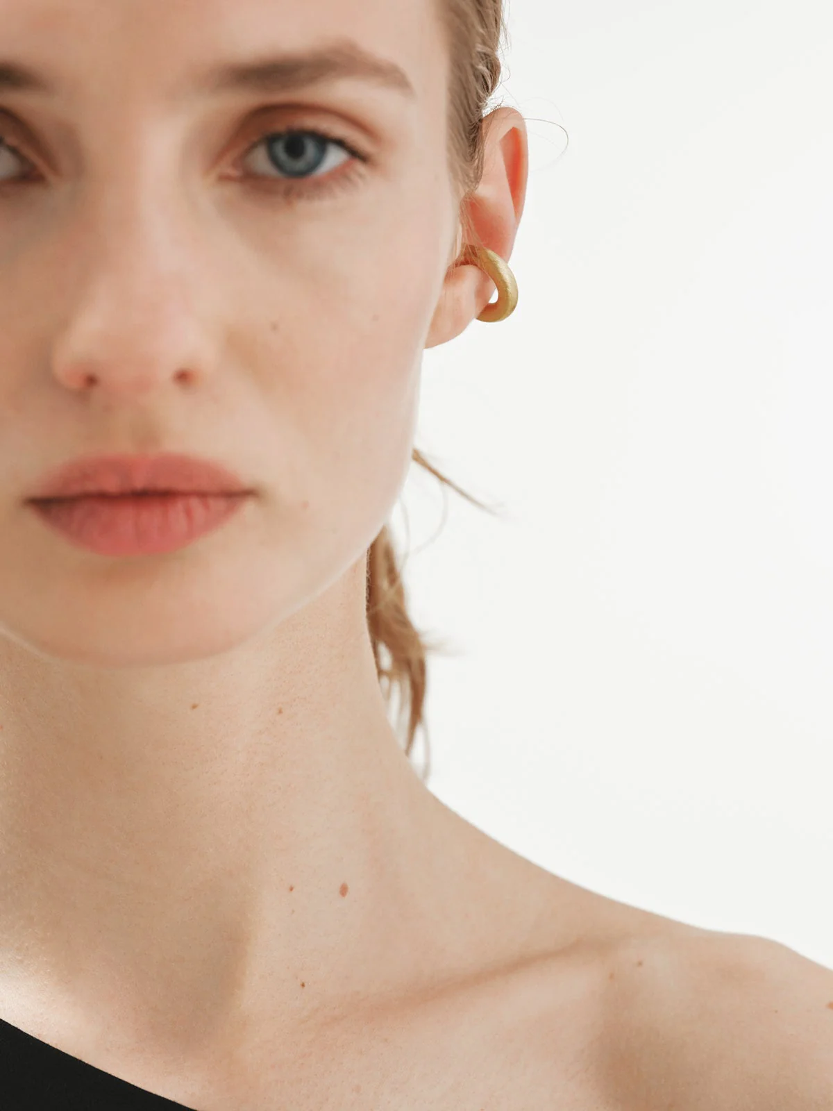Earcuff grueso de plata 925 bañada en oro amarillo de 18K con efecto cepillado - Image 4