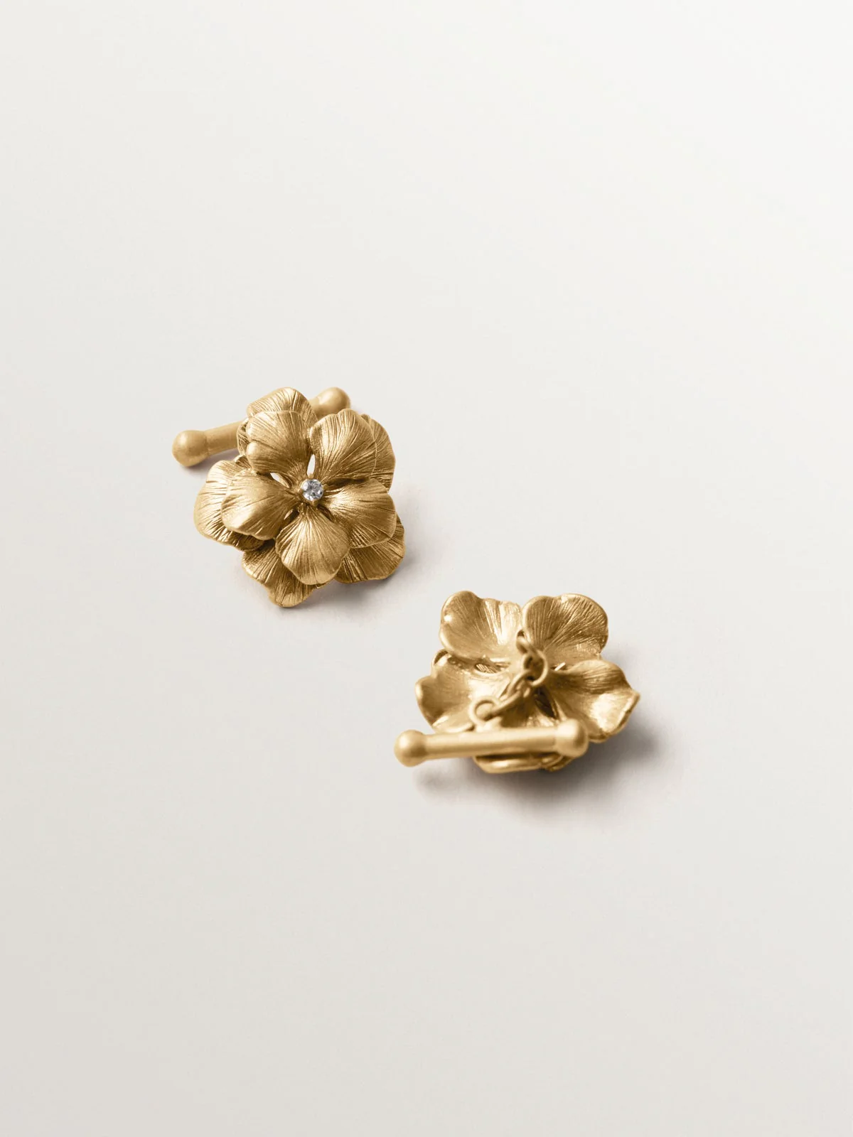 Gemelos bañados en oro amarillo con cristales y forma de flor - Image 3