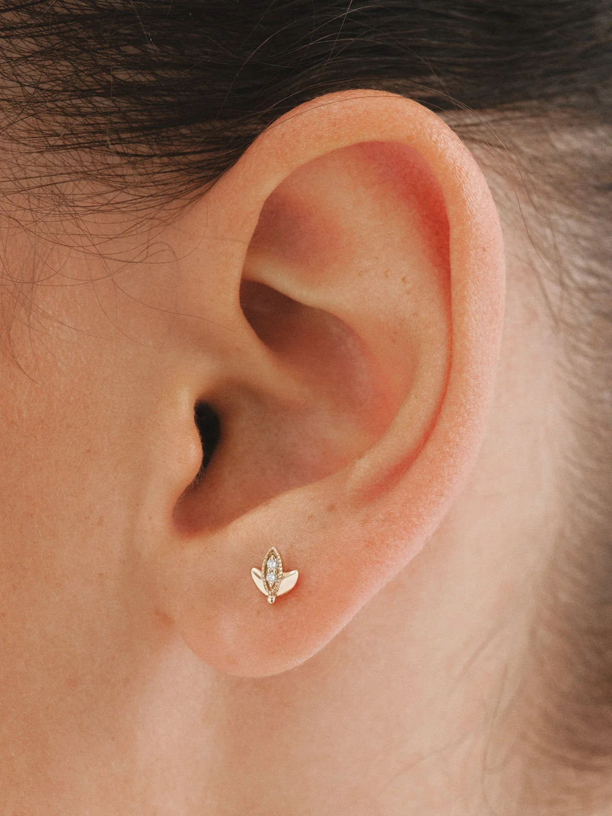 Piercing de oro amarillo de 18K con diamantes en talla brillante - Image 2
