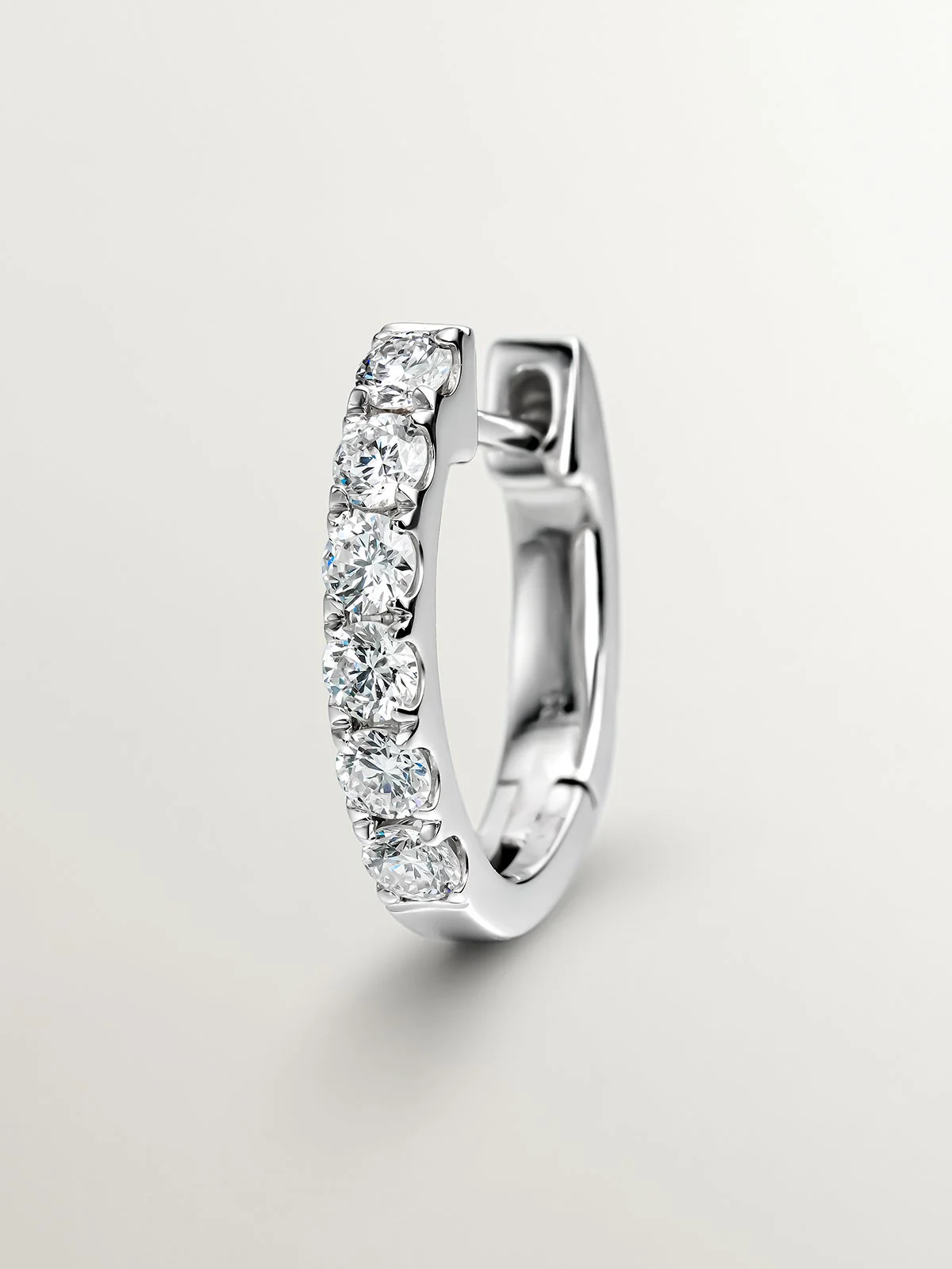 Pendiente de aro individual de oro blanco de 18K con diamante en talla brillante - Image 5