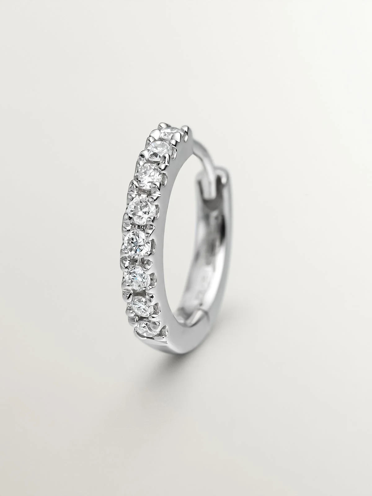 Pendiente de aro individual de oro blanco de 18K con diamante en talla brillante - Image 5