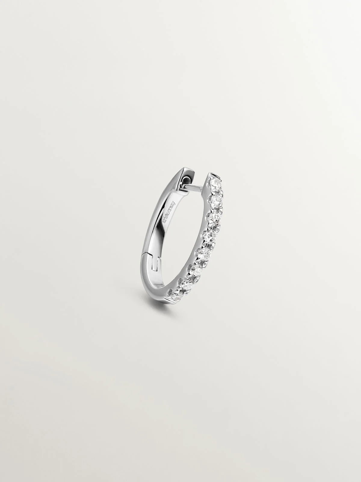 Pendiente de aro individual pequeño de oro blanco de 18K con diamantes - Image 3