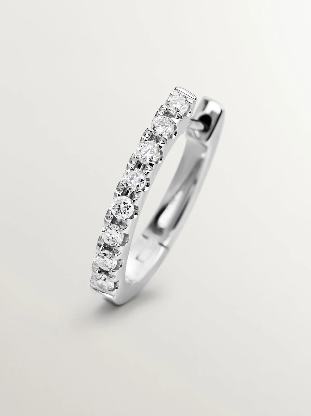 Pendiente de aro individual pequeño de oro blanco de 18K con diamantes - Image 5