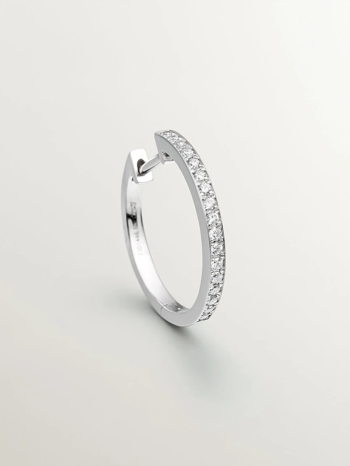 Pendiente de aro pequeño de oro blanco de 18K con diamantes