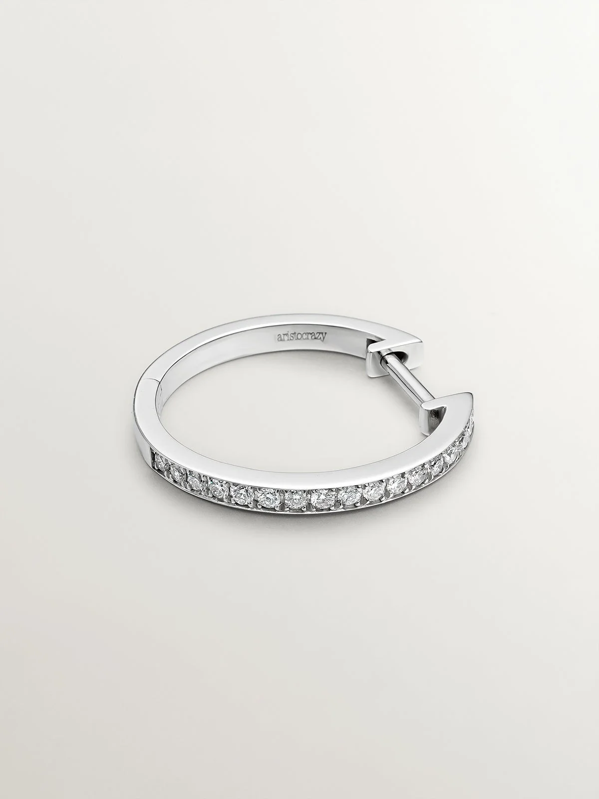 Pendiente de aro pequeño de oro blanco de 18K con diamantes - Image 3