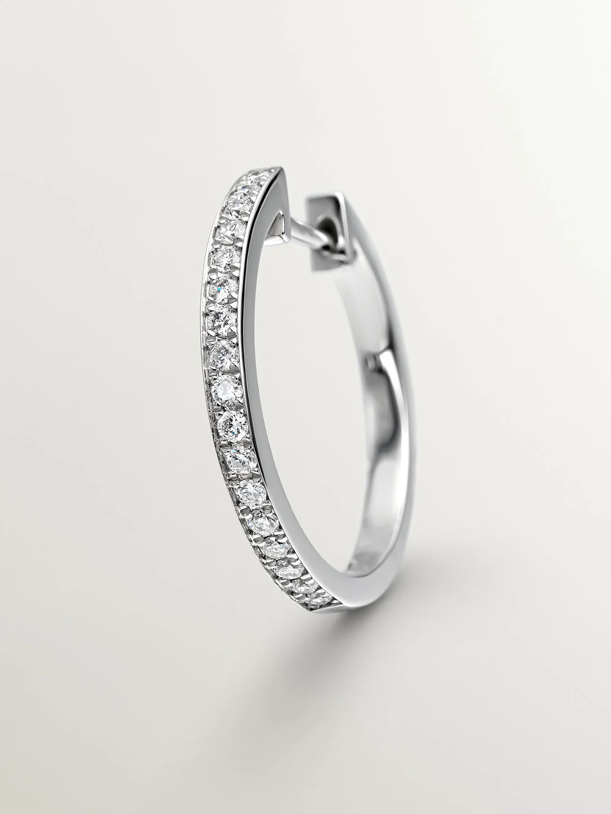 Pendiente de aro pequeño de oro blanco de 18K con diamantes - Image 5