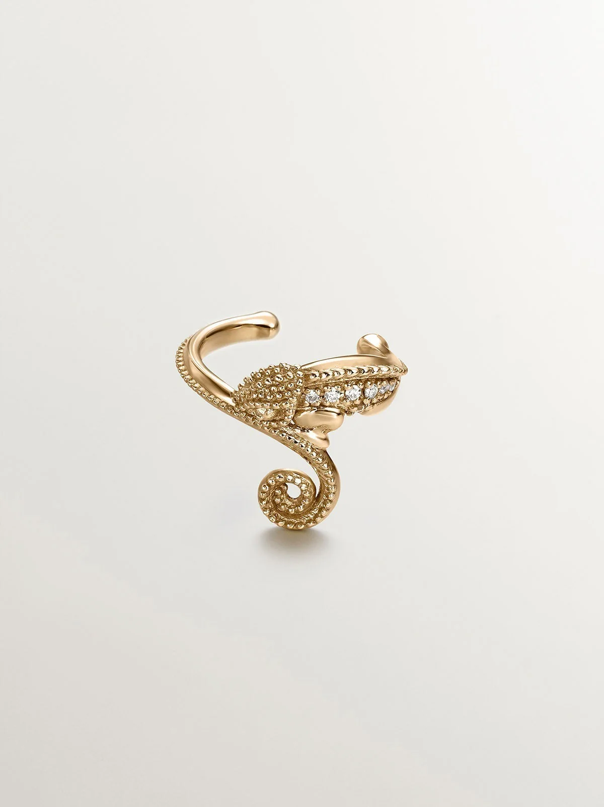 Pendiente earcuff de oro amarillo de 18K con diamantes con forma de camaleón